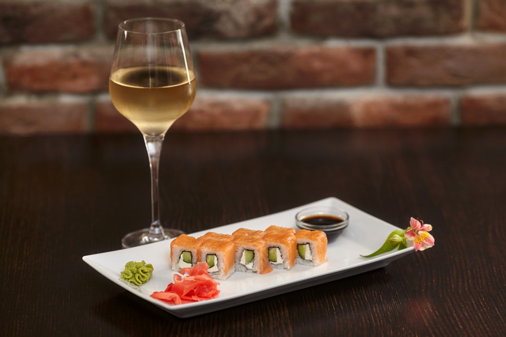 sushi e calice di vino bianco