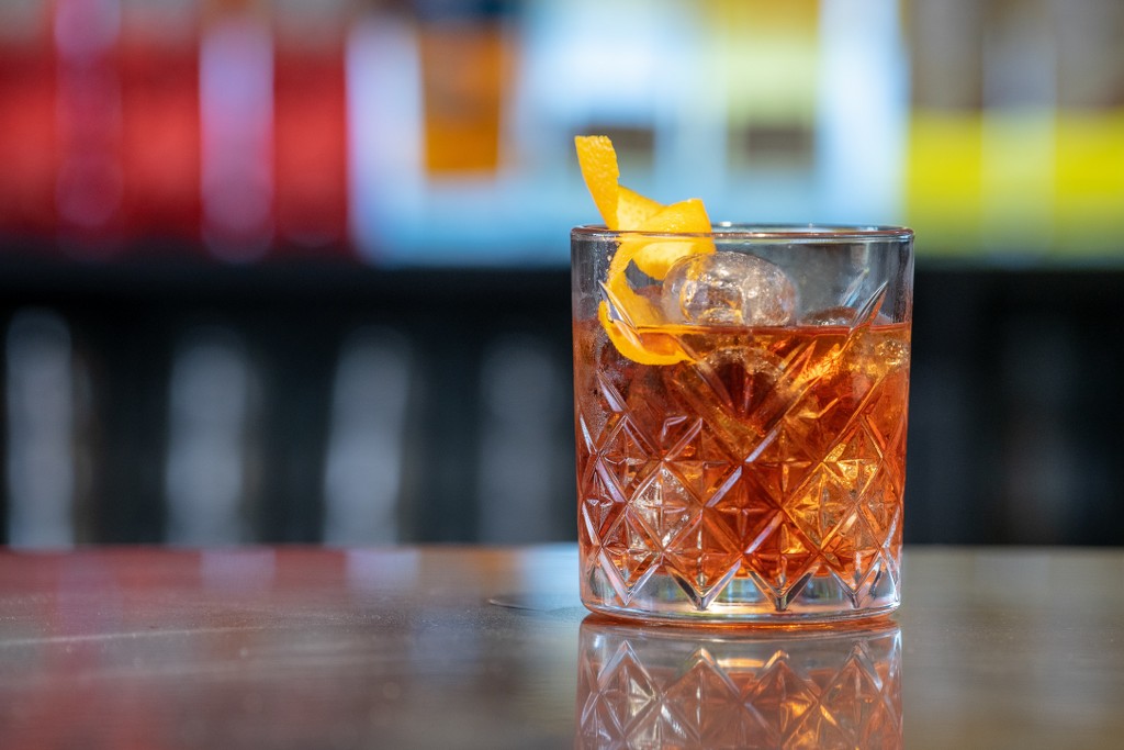 americano-cocktail-fresco-e-delizioso-nel-bicchiere-del-bar