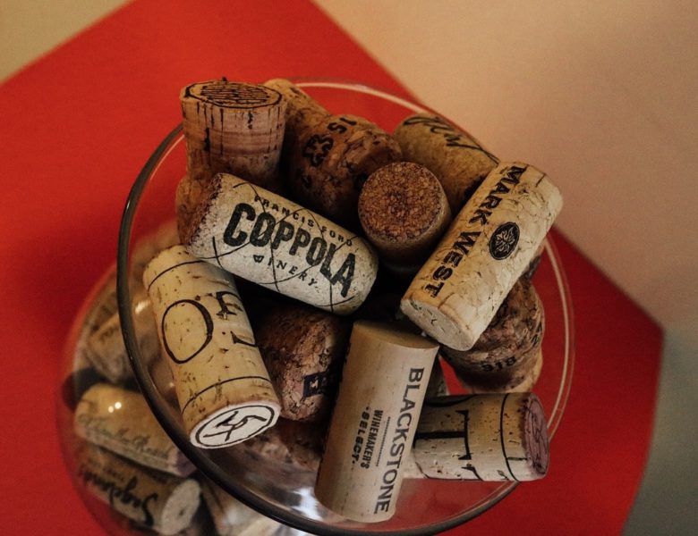 Come aprire una bottiglia di vino senza cavatappi