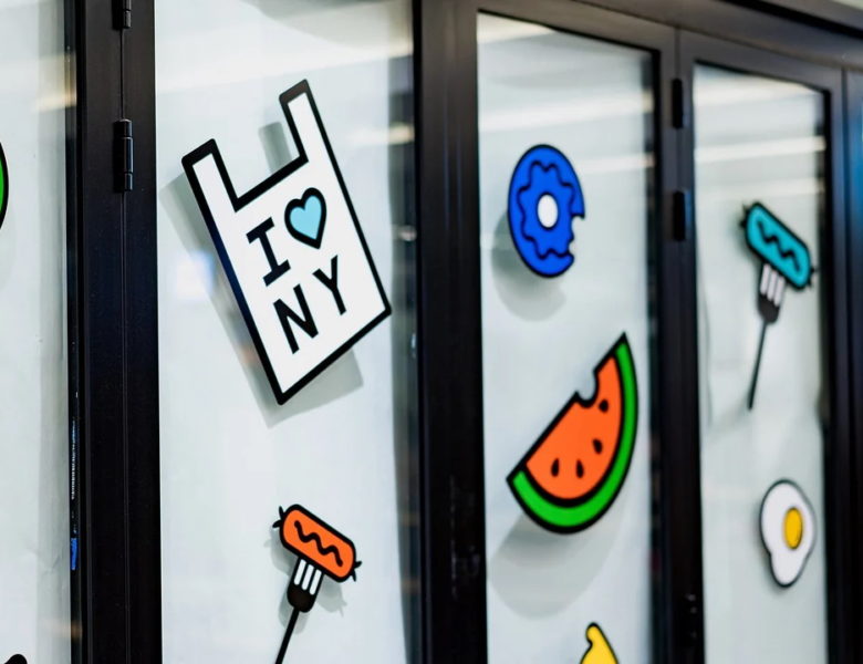 Come personalizzare ambienti e vetrate con le decorazioni adesive