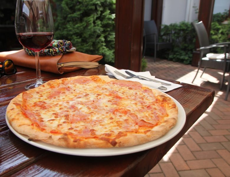 Come scegliere il vino da abbinare alla pizza